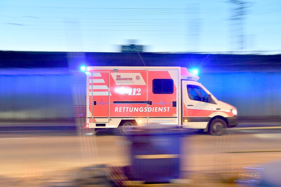 Nicht immer wird nach einem Notruf auch ein Rettungswagen losgeschickt. Bild: Roessler/dpa
