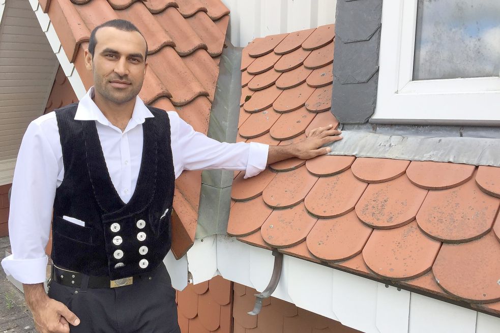 Abdul Rashid Mohammadi lebt seit 2015 in Deutschland. Der 28-Jährige hat eine Ausbildung zum Dachdecker bei der Firma Heuermann in Hesel gemacht. Jetzt arbeitet er als Geselle für den Betrieb. Foto: Schneider-Berents