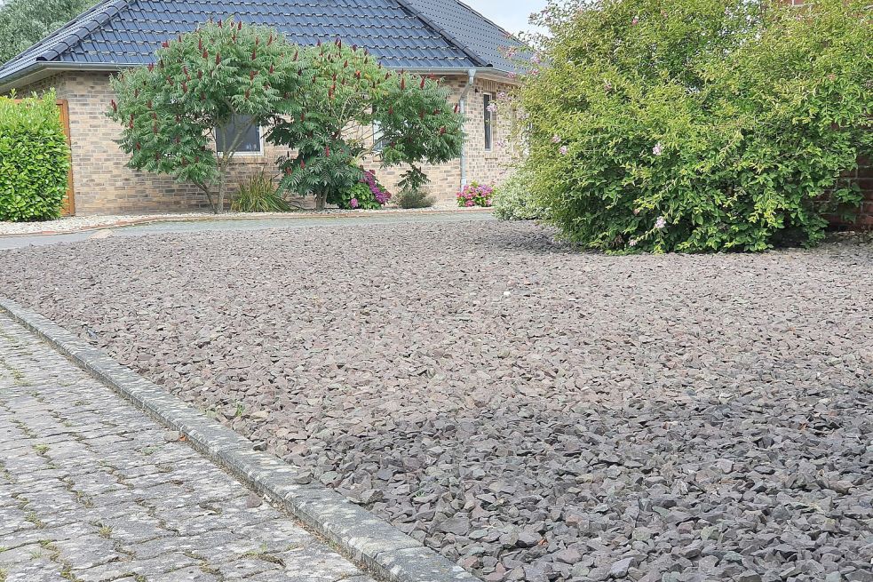 Kiesel, Schotter, Steine: In einem Neubaugebiet in Bunde scheinen Schottergärten beliebt zu sein Foto: Gettkowski