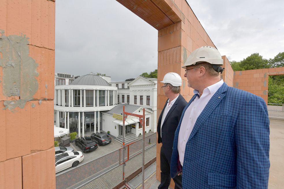 Sie hatten den Mut, mit ihrem „Hotel am Schloss“ zu expandieren: (von links) Theo Bohlen und Hermann Krüger. Foto: Ortgies