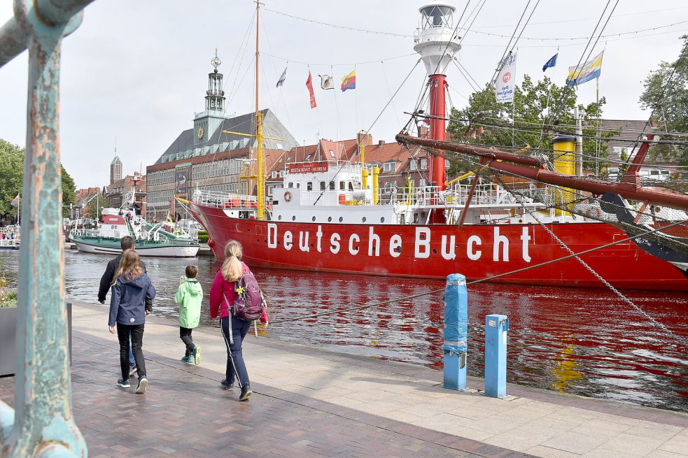 Das Feuerschiff liegt weithin sichtbar im Emder Delft – und ist ein gern genommenes Motiv für Touristen. Fotos: Hanssen