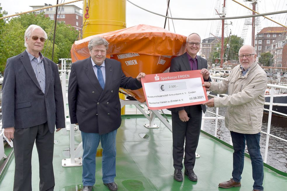 Heinz-Günther Buß (rechts) und Heinz Salewski (links) vom Feuerschiff-Verein nahmen die Spende von Frank Wessels (zweiter von links) und Carsten Schubert vom Nautischen Verein entgegen.