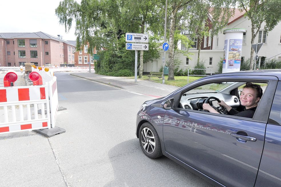 Von der Jann-Berghaus-Brücke kommend, fährt Nora Kraft an der zum großen Teil gesperrten Bummert-Kreuzung entlang Foto: Wolters