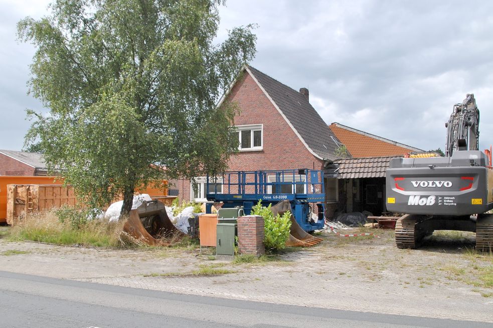 Umzingelt von Abrissbagger und Schuttcontainern: Die Tage von Scholzes Clubhaus sind endgültig gezählt. Foto: Schönig