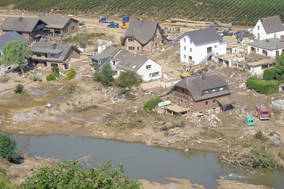 Rettungskräfte sind nach dem Hochwasser in Marienthal (Rheinland-Pfalz) im Einsatz. Die Flut hat auch hier zahlreiche Häuser zerstört. Foto: Frey/dpa