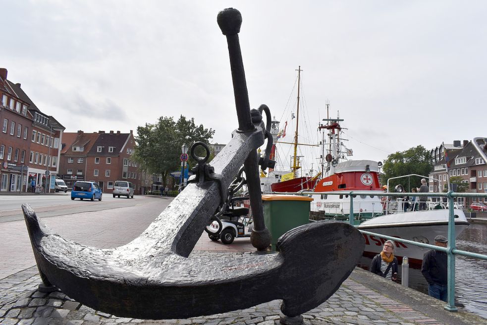 Der Stockanker ist eines von zahlreichen Seezeichen im Emder Stadtbild. Foto: Hanssen