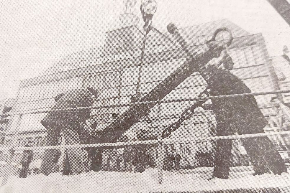 Der schwarze Stockanker wurde 1981 vor dem Emder Rathaus aufgestellt. Foto: Archiv