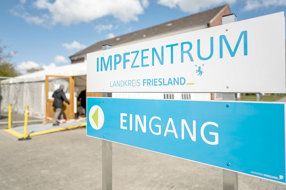 Eine ältere Dame betritt das Impfzentrum Landkreis Friesland. Nach Impfungen mit Kochsalzlösungen im April im Kreis Friesland könnten nach Behörden-Angaben mehr Menschen als zunächst angenommen betroffen sein. Foto: Assanimoghaddam/DPA