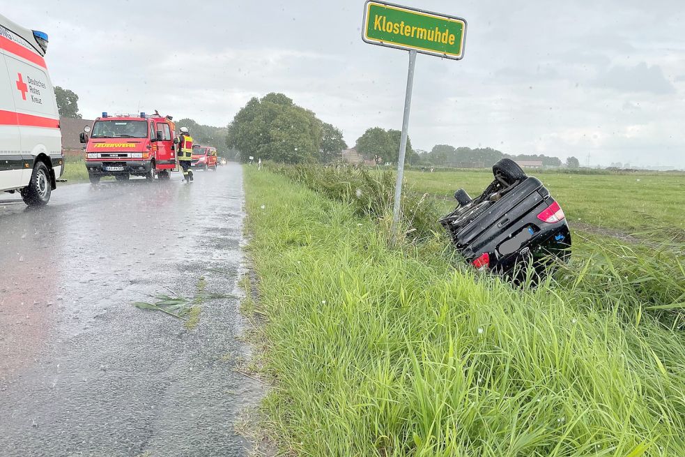 Auf dem Dach liegend landete das Auto in dem Graben. Foto: David Ammermann