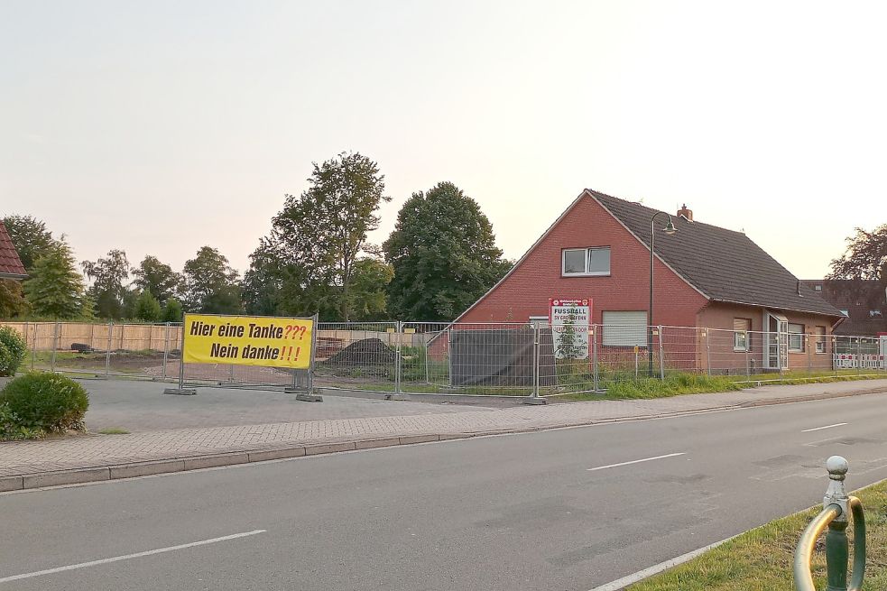 An der Baustelle in Ostgroßefehn könnten die Arbeiten für die geplante Tankstelle bald weitergehen. Foto: Schönig