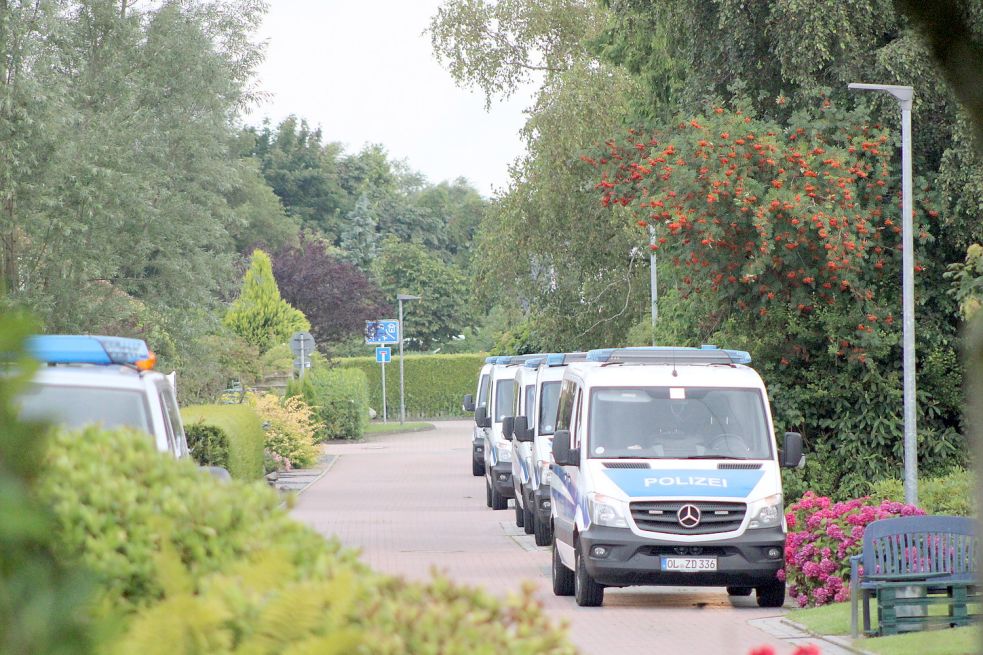 Mit Spezialkräften aus Oldenburg war die Polizei am Dienstagmorgen in der Straße Am Rathaus im Einsatz. Foto: privat