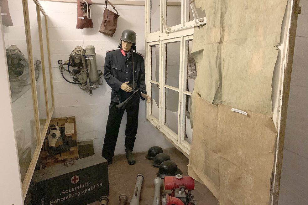 Auch die Schutzausrüstung der damaligen Zeit lässt sich normalerweise im Bunker bestaunen. Foto: Bunkermuseum