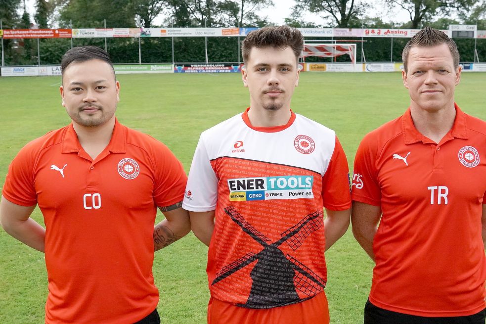 Trainer Klaus Barghorn (rechts) und sein Co-Trainer Bi Le Tran (links) freuen sich über Neuzugang Kevin Ageev, der aus der eigenen Jugend den Sprung in die erste Mannschaft geschafft hat. Foto: Steenhoff