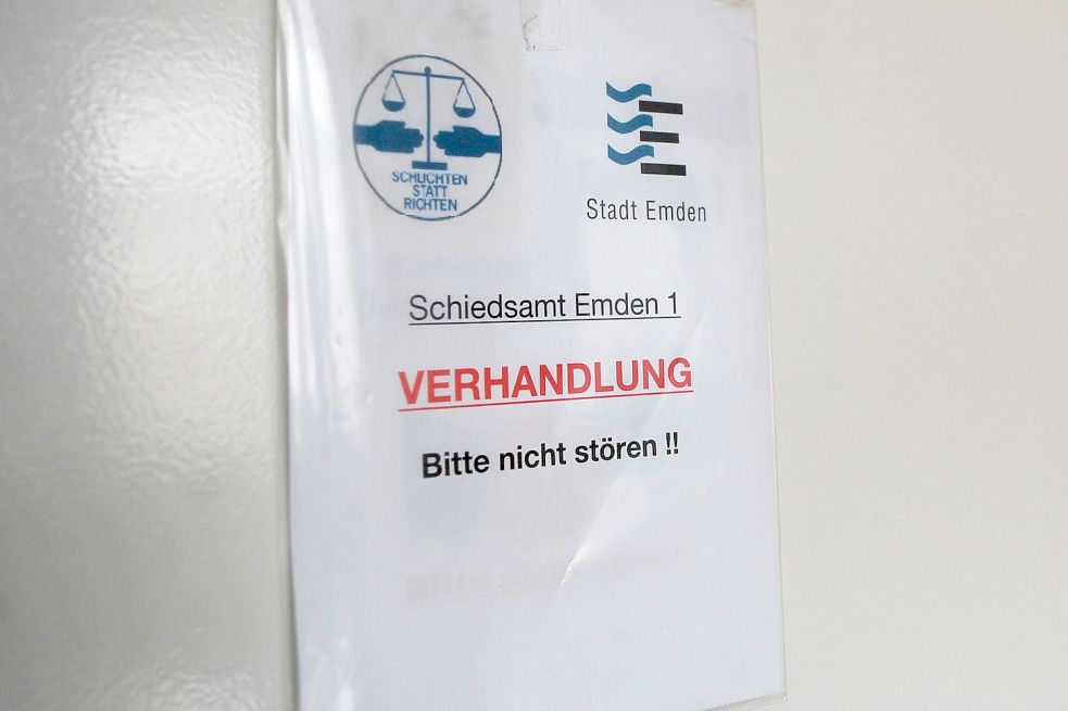 Die beiden künftigen Emder Schiedsfrauen verhandeln hinter verschlossenen Türen. Geschlichtet werden die Streitigkeiten von Angesicht zu Angesicht. Fotos: H. Müller