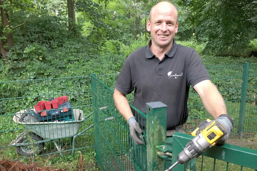 Hier repariert Alexander Martens einen Zaun beim Kindergarten in Nortmoor. Der Unternehmer aus Deternerlehe kandidiert für das Bürgermeisteramt in der Samtgemeinde Jümme. Foto: Schneider-Berents