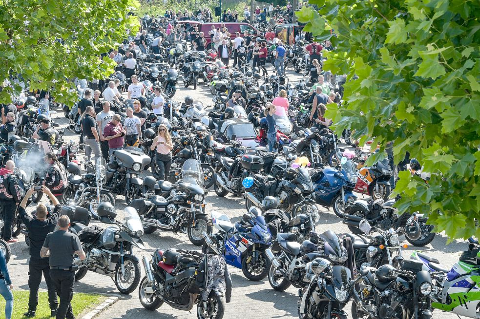 Mindestens 15.000 Motorradfahrer kamen für Kilian nach Rhauderfehn -  Ostfriesen-Zeitung