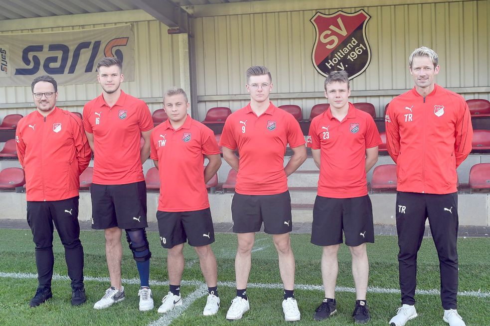 Das Trainergespann mit den Neuzugängen des SV Holtland (von links): Co-Trainer Henning Baumann, Luca Cherkezishvili, Mike Mücke, Mirco Behmann, Simon Stöter und Trainer Jörn Janssen. Foto: Damm