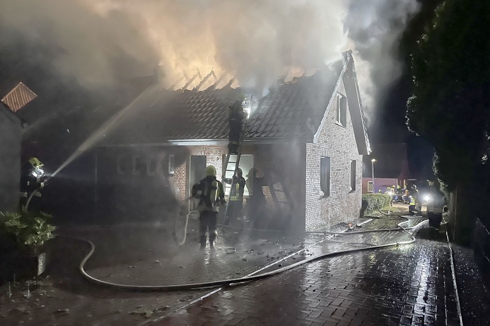 Am vergangenen Wochenende wurde Dachstuhl eines unbewohnten Wirdumer Hauses durch ein Feuer zerstört. Foto: Feuerwehr