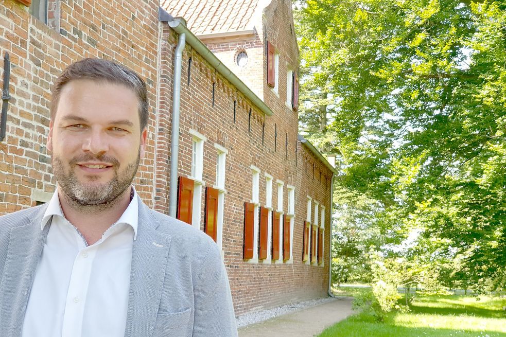 Stevie Evers steht vor dem Steinhaus in Bunderhee. „Mein Elternhaus liegt nur wenige hundert Meter von hier entfernt in der Mühlenstraße“, erzählt er. Foto: Gettkowski