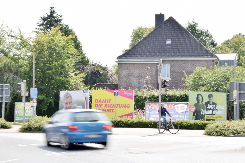 Ein bei Parteien beliebter Ort für ihre Wahlwerbung sind viel befahrene Kreuzungen wie hier an der Julianenburger Straße/Von-Jhering-Straße. Foto: Kluth