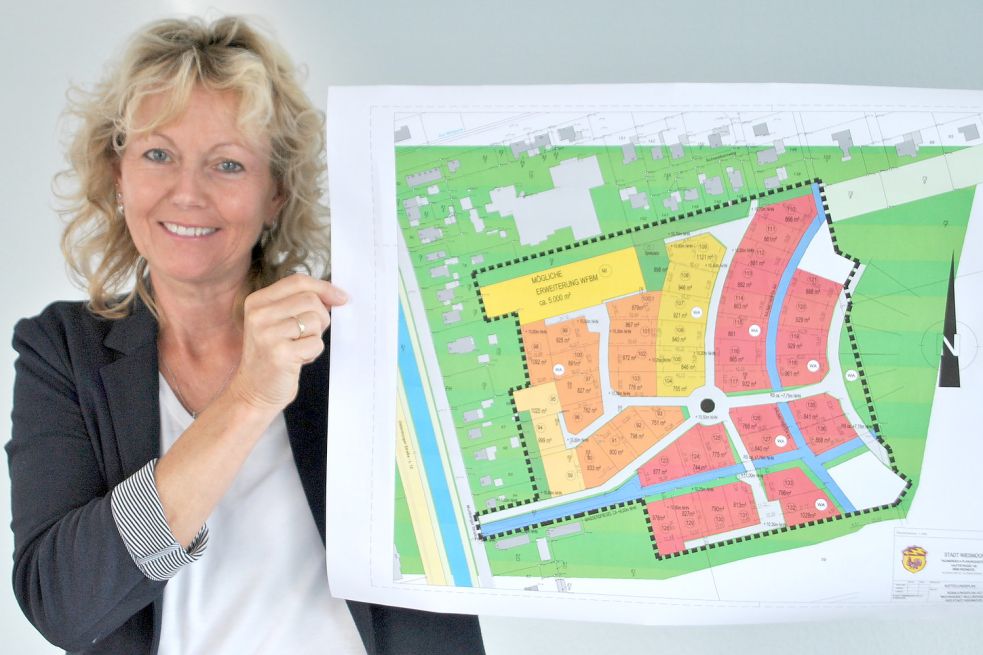 Hanna Schoon zeigt den vorläufigen Lageplan für das Baugebiet mit den Kanalgrundstücken. Foto: Schönig