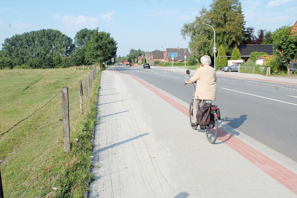 Der weiße Streifen, der den Gehweg vom Radweg trennte, ist weg. Von den jüngsten Pflasterarbeiten ist nur noch etwas Sand liegen geblieben. Foto: H. Müller