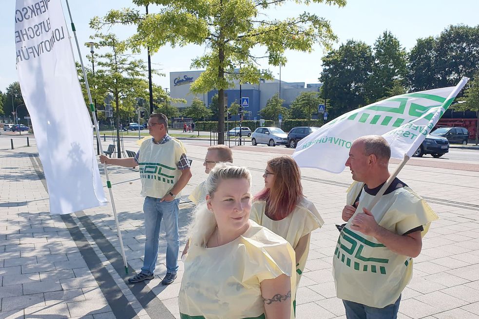 In gelben Streiwesten und mit Fahnen formierten sich GDL-Mitglieder am Donnerstag vor dem Emder Bahnhof. Foto: Privat