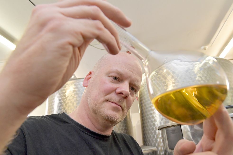 Destillateur Stefan Mennenga stellt den Birne-Whiskey-Likör zusammen. Foto: Ortgies/Archiv