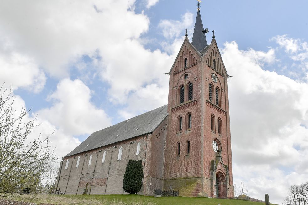 Das Mauerwerk aus Tuffstein ist besonders auffällig.