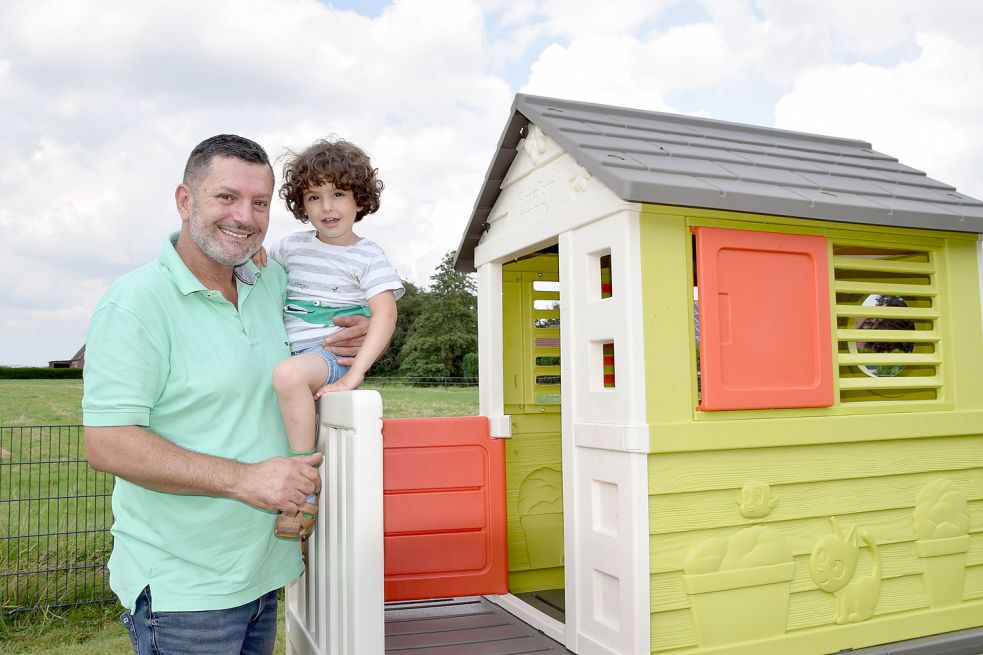 Zuhause mit seiner Familie fühle er sich am wohlsten, sagt Ali Awada, hier mit seinem Sohn Noah (drei Jahre). Foto: Kluth