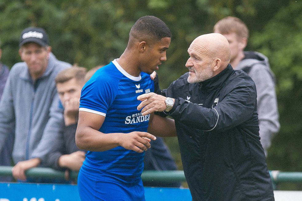 Darlin van der Werff (links) zeigte in der Vorbereitung schon gute Ansätze. Für Trainer Stefan Emmerling ist er ein Kandidat für die Startelf. Foto: Doden