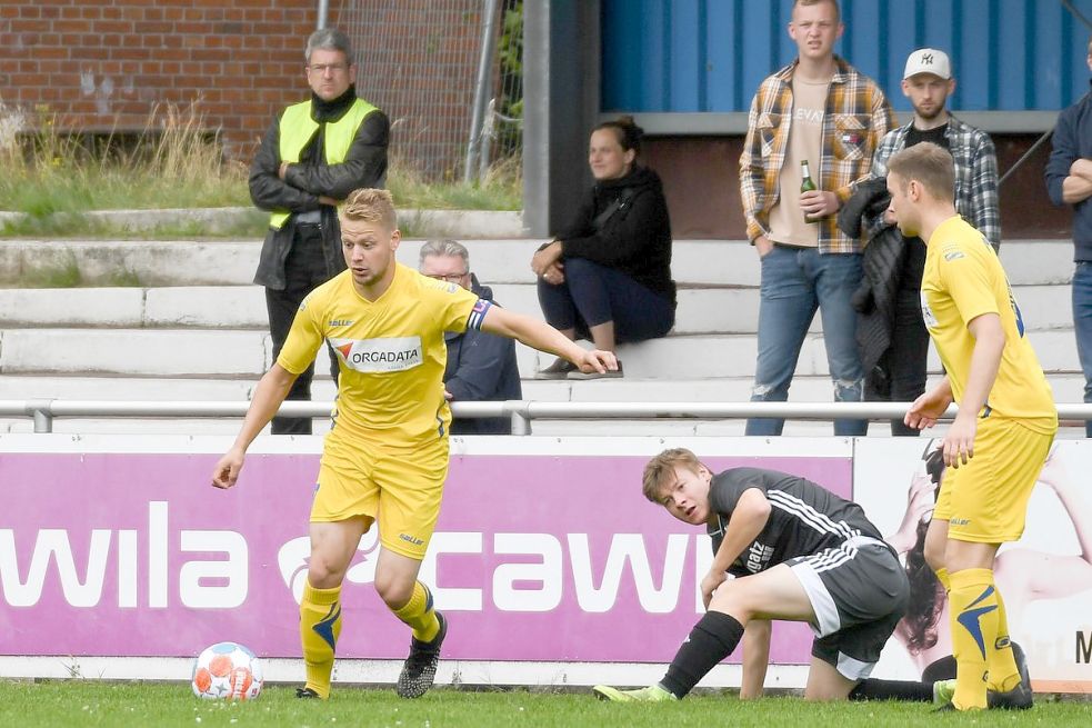 Lukas Koets (am Ball) und Germania Leer treten am Sonntag in Bevern an. Foto: Lohmann