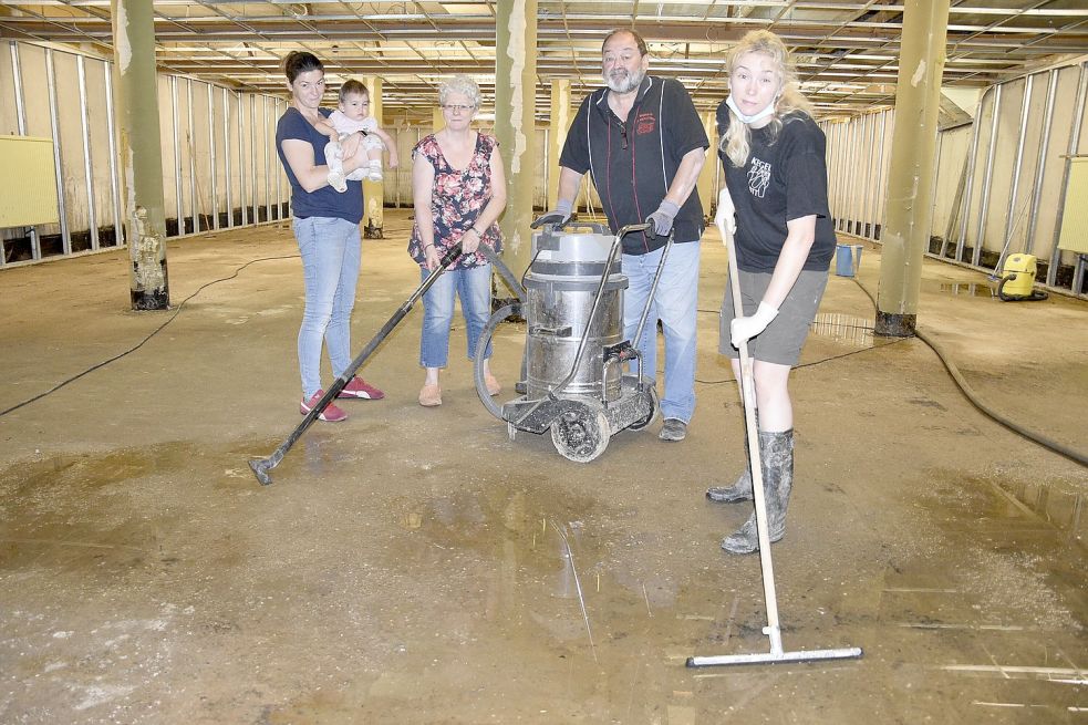 Hier fielen bis vor kurzem noch „Alle Neune“. Die acht modernen Kegelbahnen des Kegelcenters Knickertsberg wurden von den Wassermassen komplett zerstört. Fotos: Röhseler