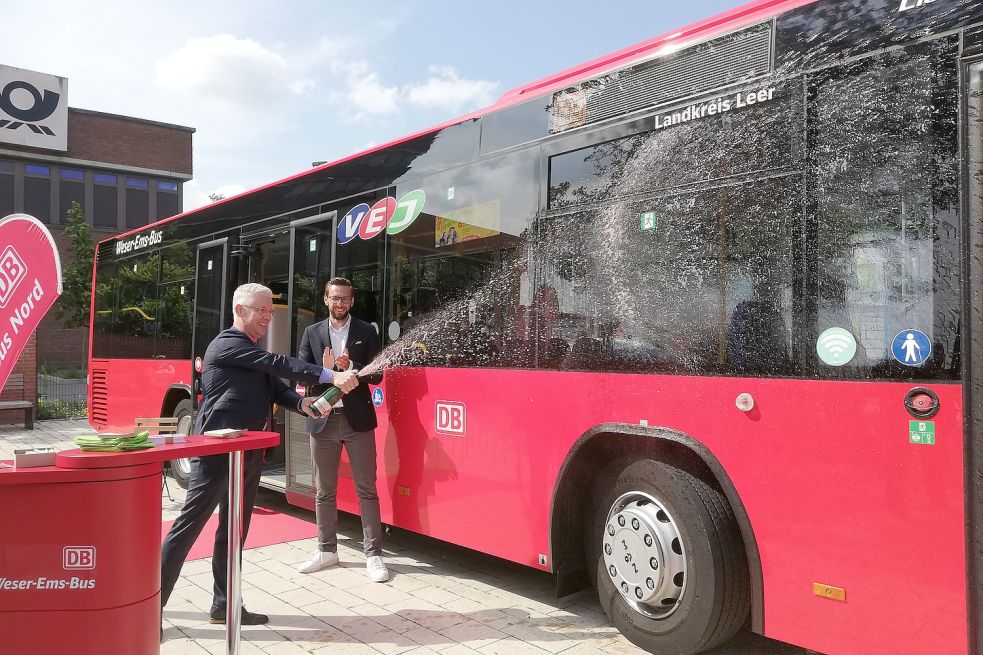 Matthias Groote und Daniel Marx taufen einen der neuen Weser-Ems-Busse für die Linie 620 von Leer nach Bad Neuschanz. Foto: Kraft