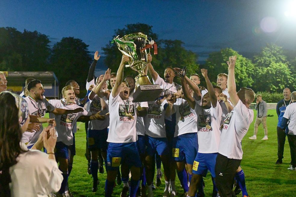 Kickers-Kapitän Bastian Dassel versenkte den entscheidenden Elfmeter und reckte den Pokal jubelnd in die Luft. Fotos: Damm