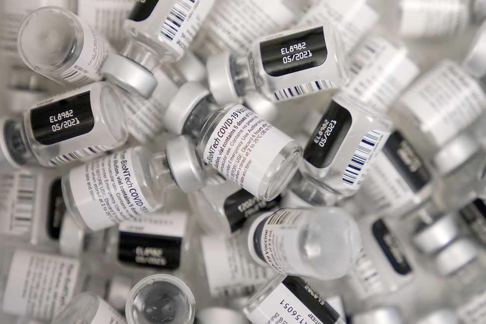 Leere Impfstoff-Ampullen, auch Vials oder Phiolen genannt, von Biontech. Foto: Locher/AP/dpa