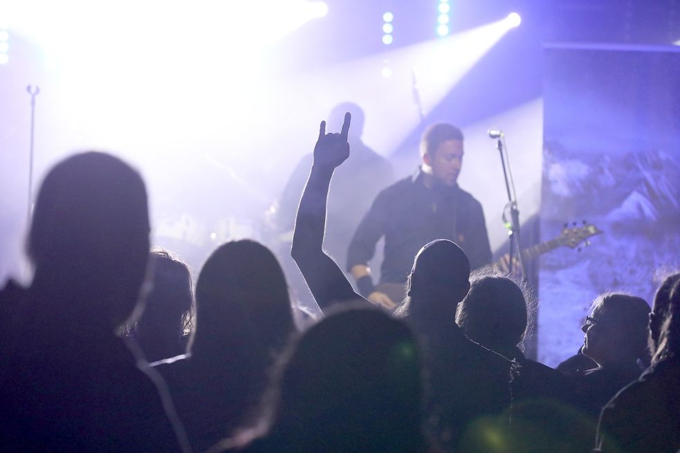 Ausgelassene Stimmung, natürlich mit der „Pommesgabel des Teufels“, herrschte am Sonnabend auf dem LTBTR-Festival in Manslagt. Foto: Hock