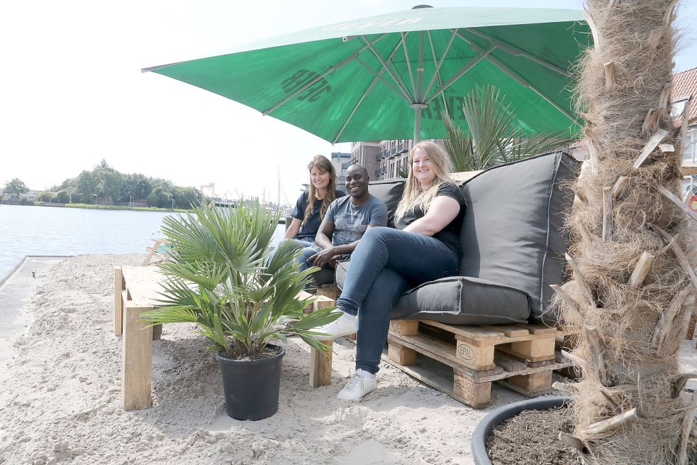 Freuen sich auf die Eröffnung: Imke Haßheider (AG Ems, von links), Alex Nanfade von Ohr (Mojito) und Johanna Voss (AG Ems). Foto: Hock