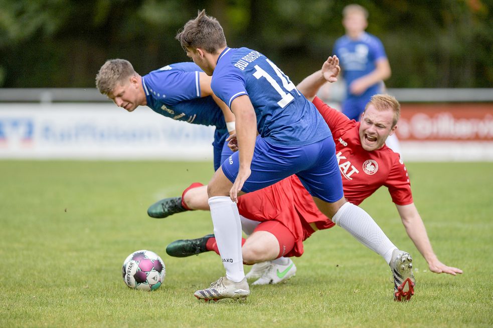 Ein umkämpftes Spiel und zwei Traumtore – eines durch Hendrik Schulz (rotes Trikot) sahen die Zuschauer in Wiesmoor. Foto: Ortgies