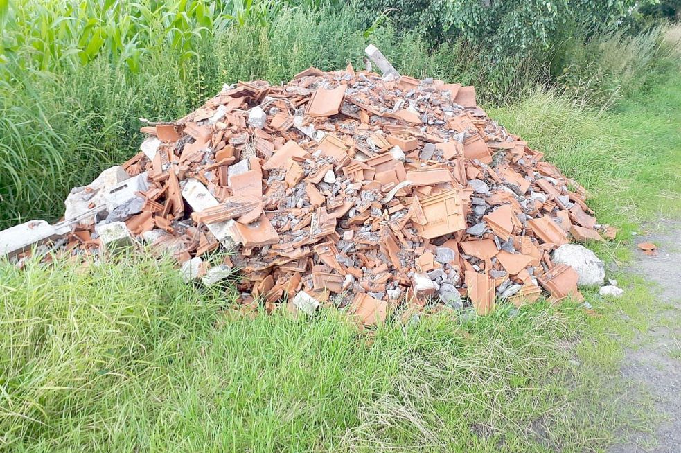 Ein bislang Unbekannter hat am Hunter Weg in Marx Bauschutt abgeladen. Foto: Gemeinde Friedeburg