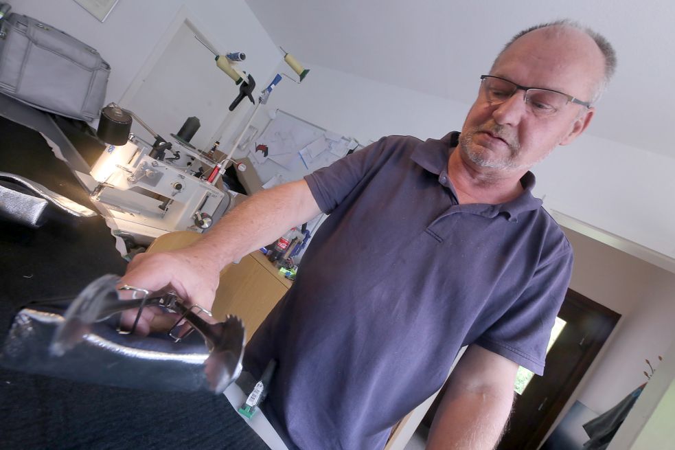 Wolfgang Kleff mit seinem neuesten Patent, einem Hitzeschutz-Handschuh für Grillzangen, in seinem „Heiligtum“, der Nähwerkstatt in seinem Haus in Wiesmoor.Foto: Cordsen