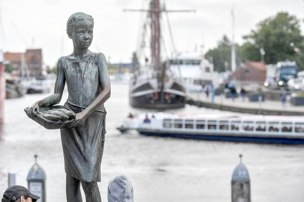 Das Fischermädchen musste sich in den vergangenen 35 Jahren schon einiges gefallen lassen. Sie wurde beschmiert, geschmückt und verkleidet. Foto: Ortgies
