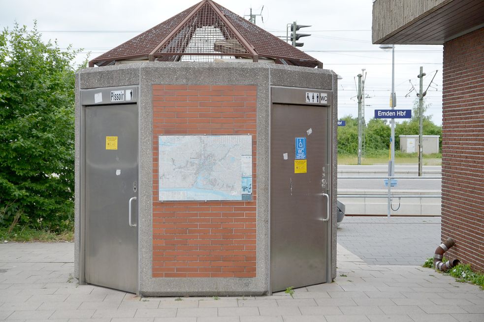 Um dieses WC-Häuschen geht es: Die öffentliche Toilette am Emder Hauptbahnhof kann nicht mehr repariert werden. Es braucht eine Ersatzlösung in der Hauptreisezeit. Foto: Archiv