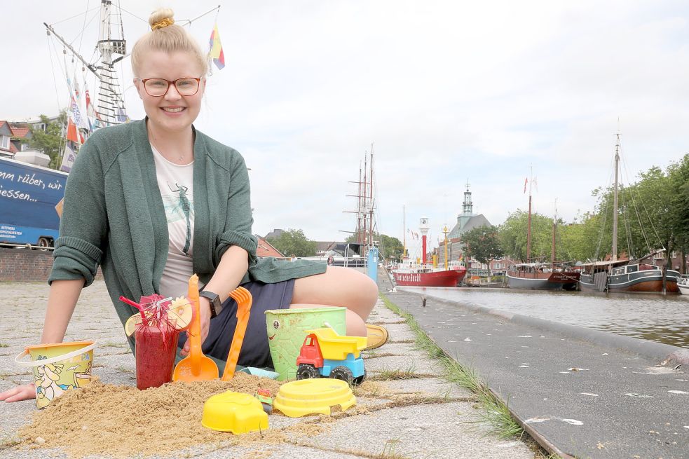 OZ-Reporterin Mona Hanssen testete am Freitag schon mal das Gefühl in der künftigen Strandoase am Delft. Foto: Hock