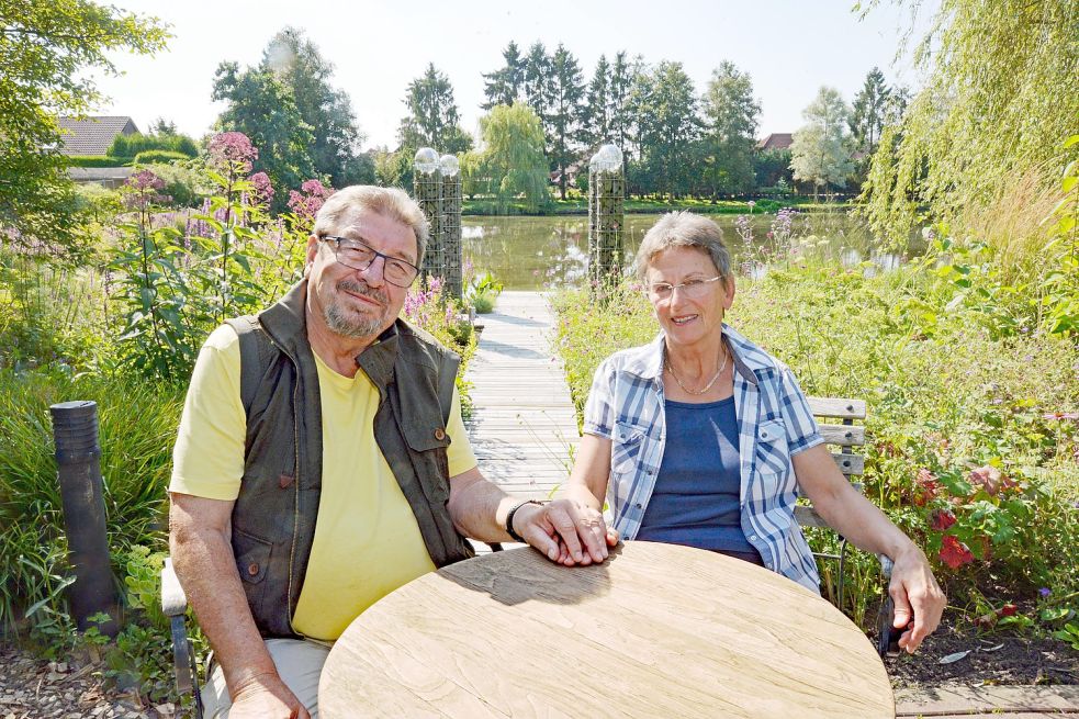 Breite Stege aus Bongossiholz führen durch den Garten, an dessen Ende eine fast 10.000 Quadratmeter große Wasserfläche wartet. Klaus und Renate Meinhard haben den Wassergarten seit 1991 angelegt und erweitert. Fotos: Lüppen