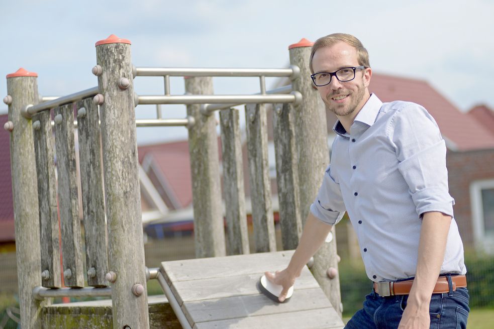 Im April ist Hendrik Schulz Vater geworden. Nun möchte er Bürgermeister werden – seine Tochter ist sowieso noch zu klein für das Klettergerüst auf dem Spielplatz in der Nähe seines Hauses. Foto: Lüppen