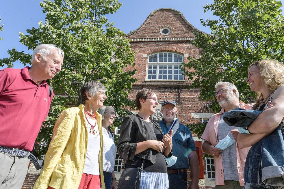 Bei Sonnenschein und strahlend-blauem Himmel fand am Sonntag die erste Steinhaus-Führung in niederländischer Sprache statt. Geleitet wurde sie von Joke Hoogendoorn (4. von links). Foto: Ortgies