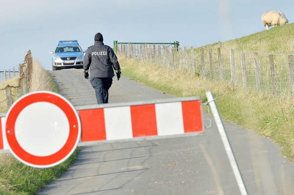 Im Herbst 2016 durchkämmten Polizisten Midlum, um die Leiche von Gerda Basse zu finden. Foto: Archiv/Ortgies