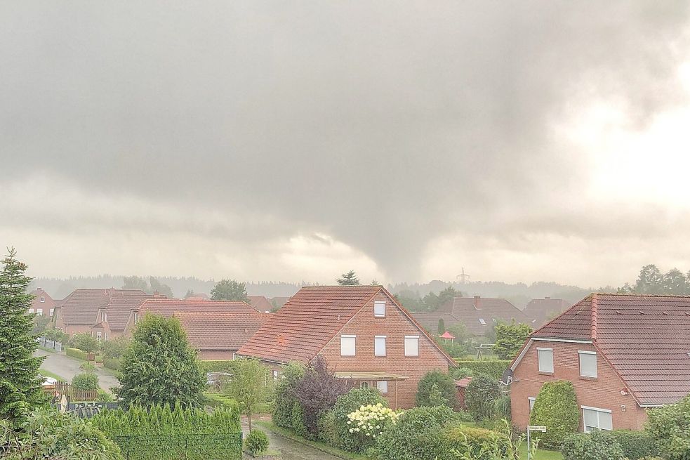 Wenn man Zeuge eines Tornados wie diesem über Berumerfehn wird, sollte man sich möglichst in Sicherheit bringen. Foto: Blair/privat