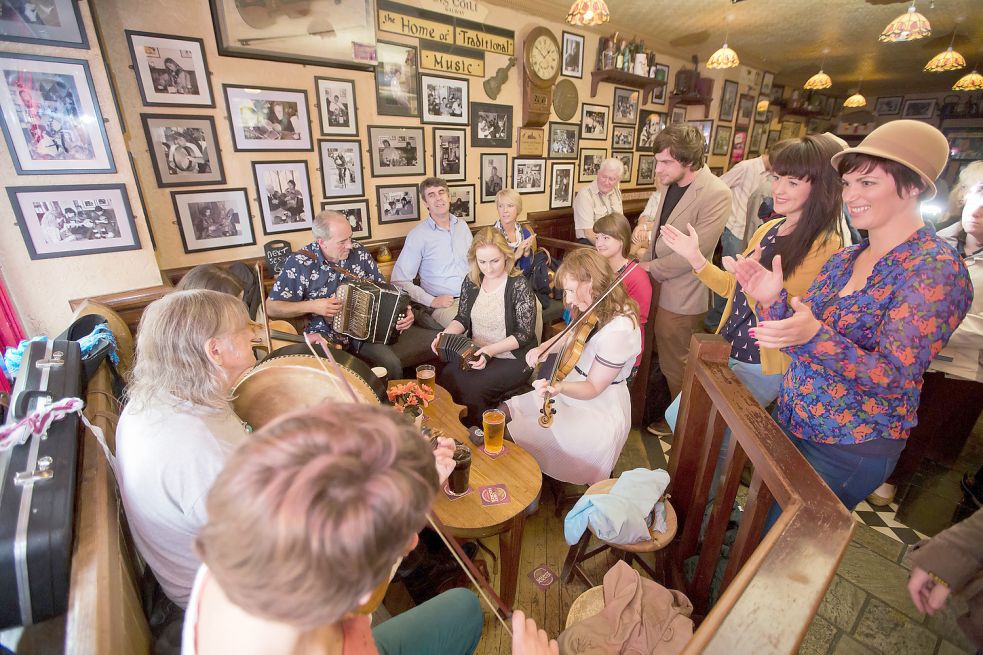 In den Pubs von Galway ist viel los. Foto: dpa/Irland-Tourismus